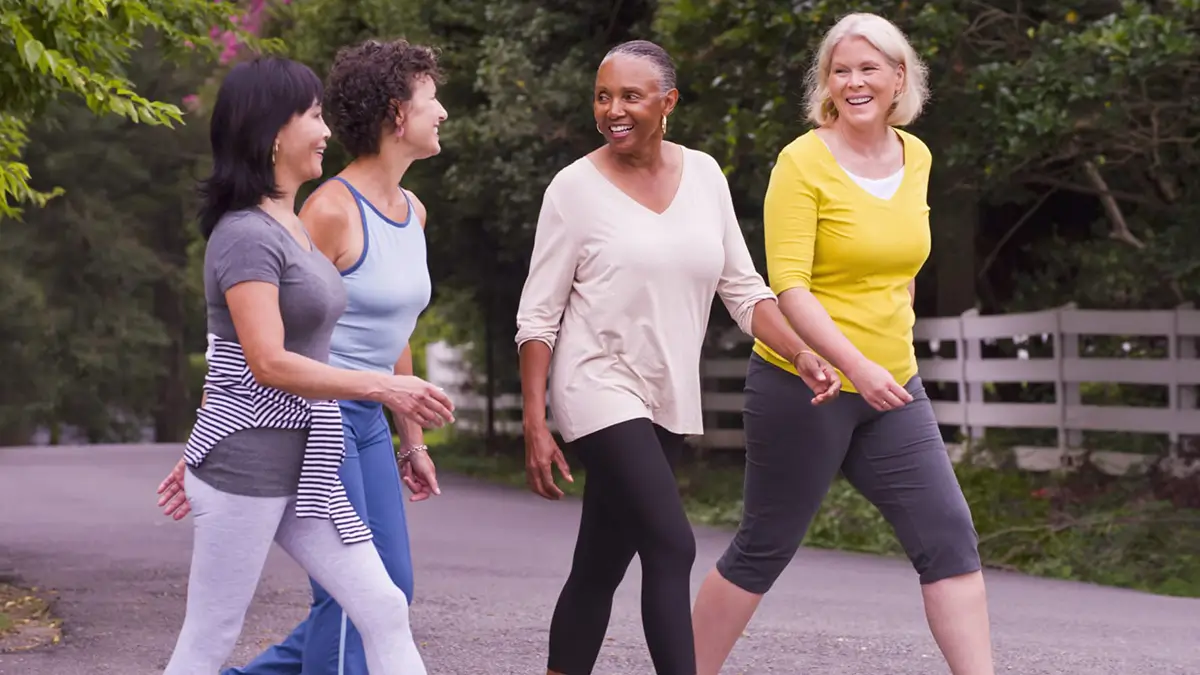 Mujeres mayores haciendo ejercicio en un parque para ayudar con los síntomas de los fibromas.