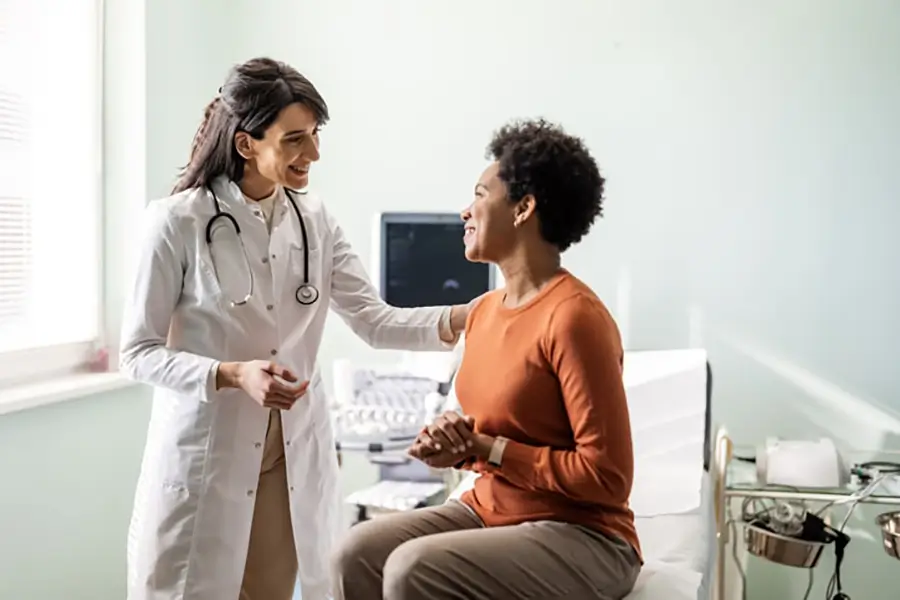 Paciente mujer hablando con el médico sobre su vida y fertilidad.
